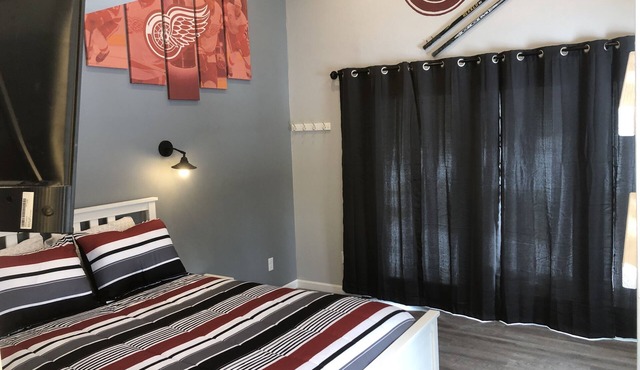 Hockey Room - Sleeps 7, Two TVs & Wooded Trails