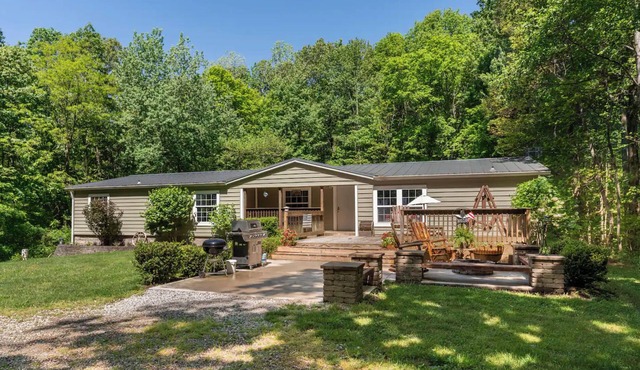 Hocking Hills Getaway w/Hot Tub, Fireplace & 20 Private Acres. Pet-Friendly!