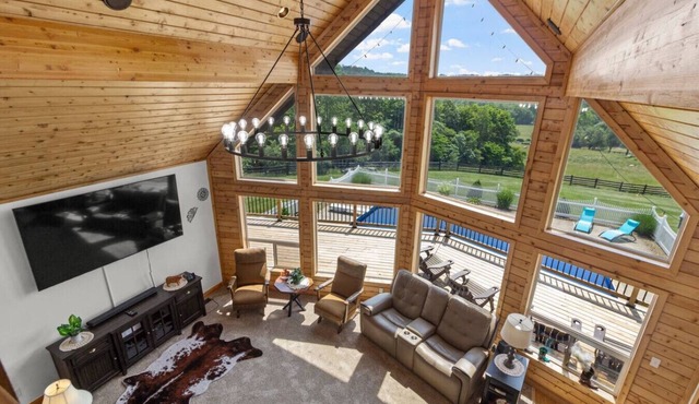 Hocking Hills Cabin: Heated Pool, Hot Tub, secluded views, games, sleeps 20