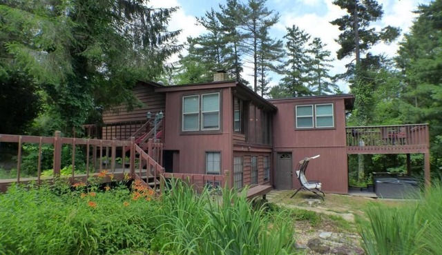Hocking Hills Cottage with beautiful pond