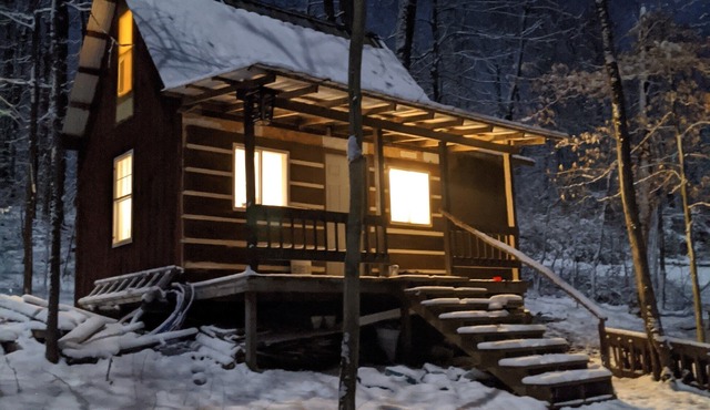 Hocking Hills,Cozy Secluded Cabin,Minutes to Caves/WiFi/Pet Friendly!