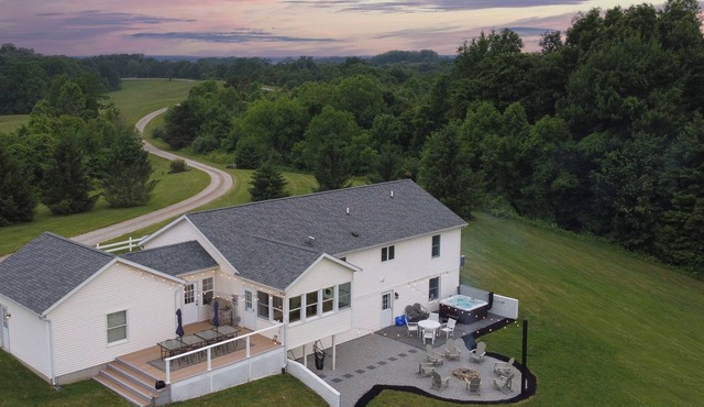 Hocking Hills Family Cabin w/Theater & Disc Golf!