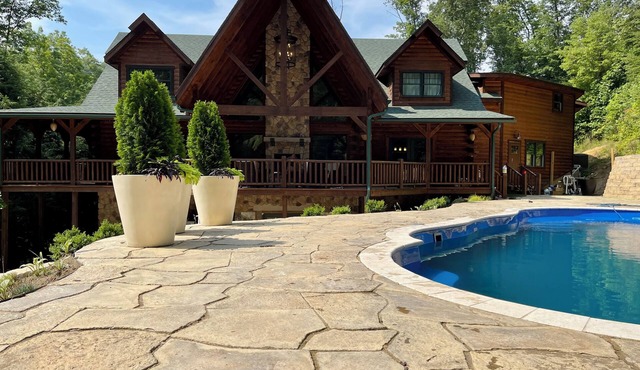 Hocking Hills Fern Hollow Luxury Lodge with Pool