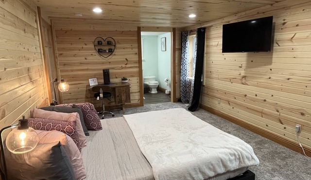 Hocking Hills Getaway @ Pine Creek Villas! The Oak Room - Honeymoon Suite