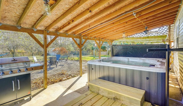 Hocking Hills Hideaway w/Hot Tub & Fire Pit!