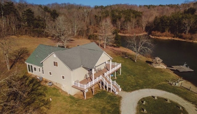 Hocking Hills Lodge w/hottub,10acre lake, with Basketball & Pickleball court
