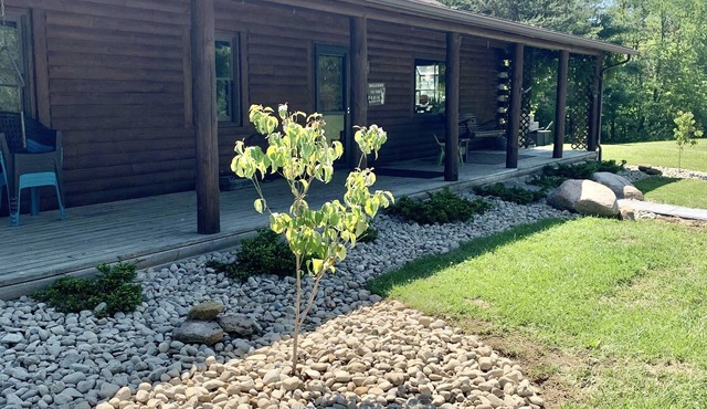 Hocking Hills log cabin with guest house on 12 private acres with pond