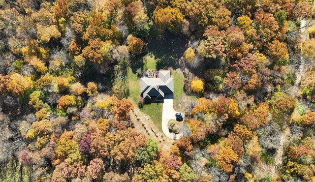 Hocking Hills Luxury-Mins to the caves & trails. HotTub. FirePit. Gameroom WiFi