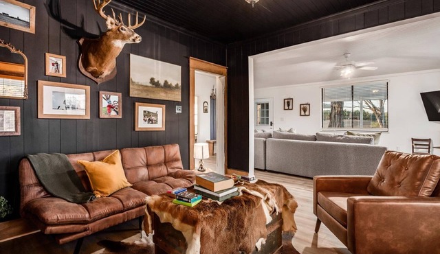 Hocking Hills Retreat with Sauna, Hot Tub, Movie Theater, Fire Pit