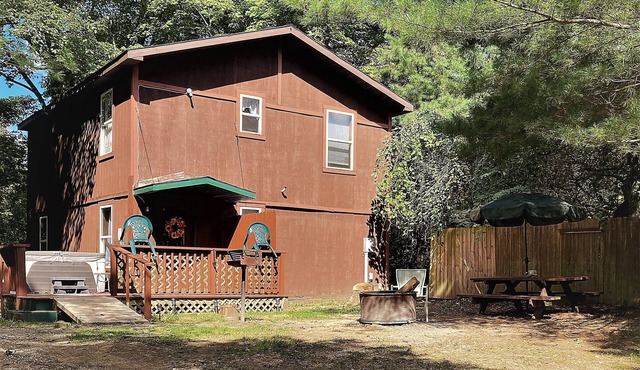 Hocking Hills Serenity Chalet with Hot tub!