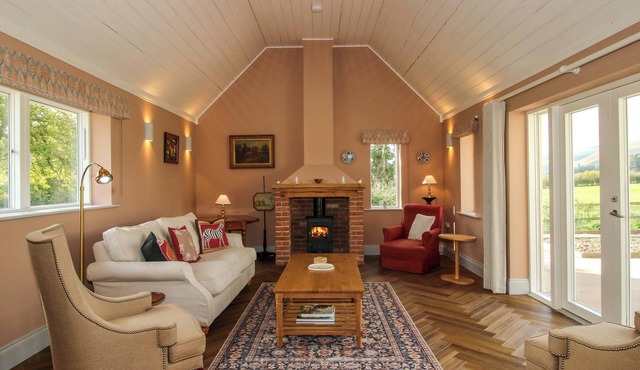 HODDELL PITCH COTTAGE, with open fire in New Radnor