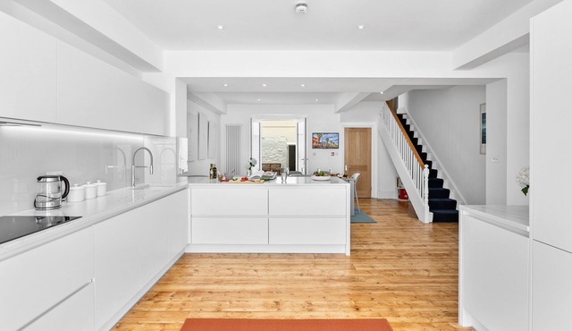 Hoe Park House | Sleeps 10 | Victorian Townhouse | Near Waterfront & Barbican