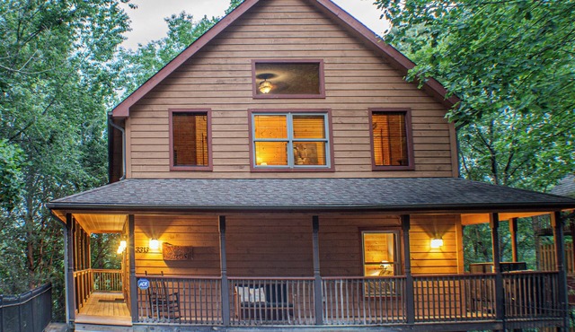 Hoedown Hideaway - Walk to pool/No scary drive/Game room/Prime location/Hot tub