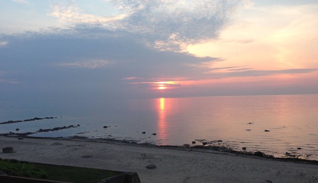 Hoff Cottage - Right On The Beach. Free Wi-Fi, BBQ Grill and Firepit On Beach