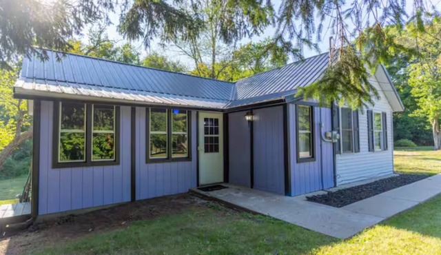 Hoffmaster Hideaway~ Near Hoffmaster State Park ~Pet Friendly~ Golf Course