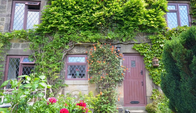 HOG COTTAGE, pet friendly, character holiday cottage in Wirksworth