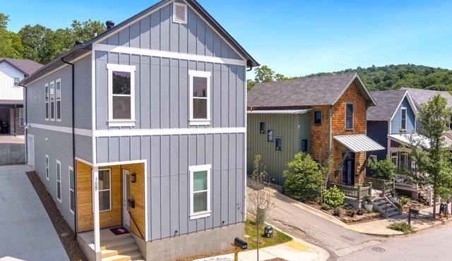 Hog Haus - 1/2 Mile to DT Fayetteville - Sleeps 8