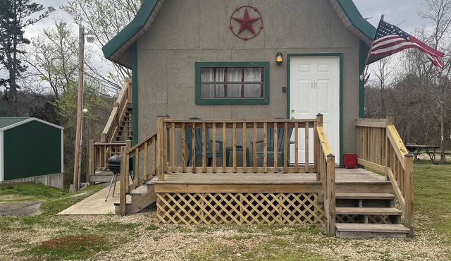 Hogan's Hideout Americana Cozy Cabin with Hot Tub