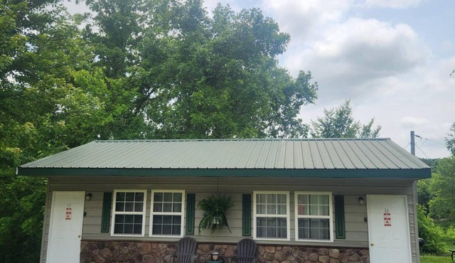 Hogan's Hideout Duplex #15, Cozy, Private cottage!