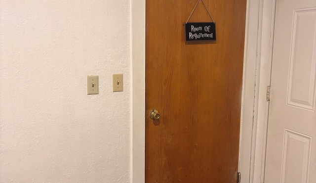 Hogwartz "House Ravenclaw" Themed 2-bd, 1-ba upstairs apartment.