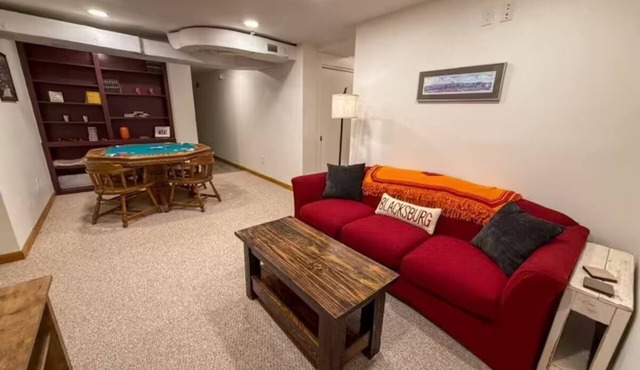 Hokie Hideaway - Walk to Lane Stadium!