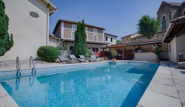 Holiday Home “La Maison D'hana” with Shared Pool, Private Terrace & Wi-Fi