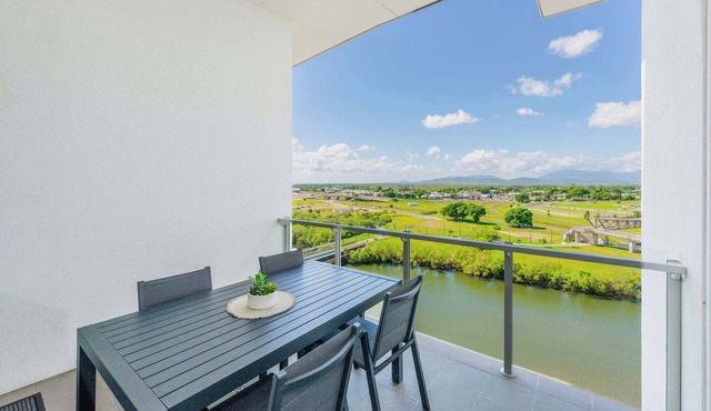 Holborn 2BR Apartment with Balcony, Pool, Gym & Parking in Townsville CBD