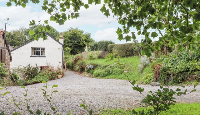 HOLE FARM STABLES, pet friendly, with open fire in Ashburton