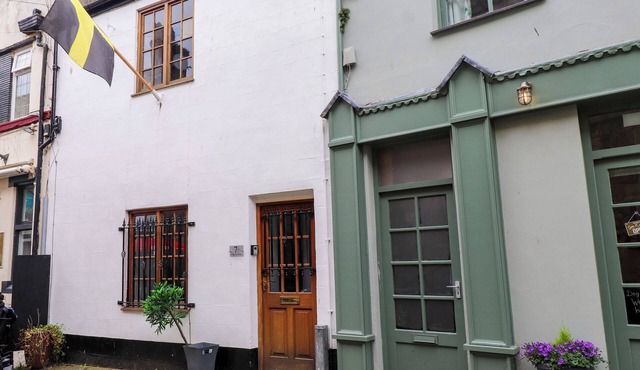 HOLE IN THE WALL, romantic, country holiday cottage in Caernarfon