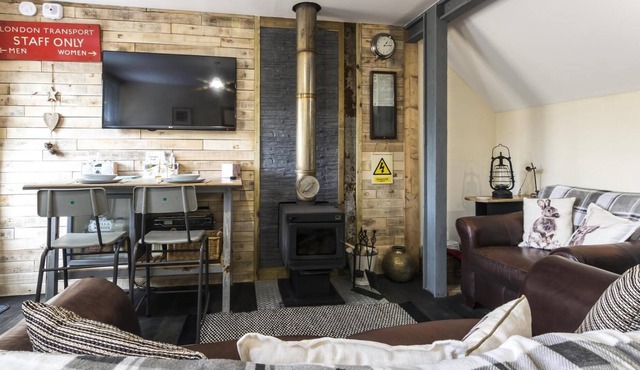 Holey Moley Lodge - 2 Bedroom - Llanteg - Pembrokeshire