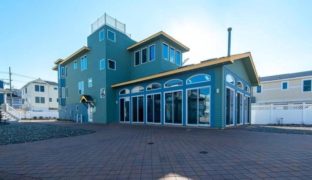 Holgate. 4 bedroom, 3.5 bath. Near beach with an indoor pool. Spectacular.