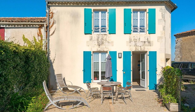 Holiday Home 'Gîte Du Chai' with Sea View, Private Terrace and Wi-Fi