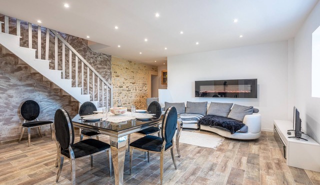 Holiday Home 'Magnifique Maison' with Shared Terrace and Wi-Fi