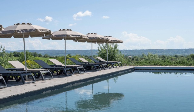 Holiday Home 'Gîte Figuier Au Mas Dujau' with Mountain View, Shared Pool and Wi-Fi