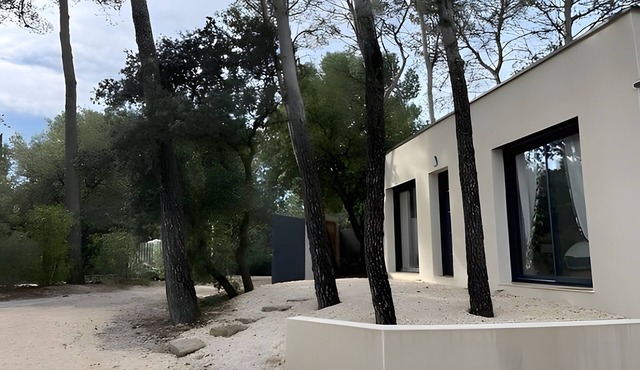 Holiday Home “Nestled Among the Pines” with Wi-Fi and Air Conditioning