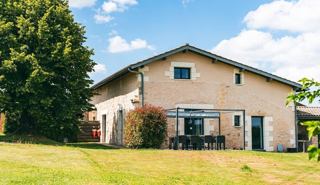 Holiday Home “Gîte Canteloup” with Shared Pool, Terrace & Wi-Fi