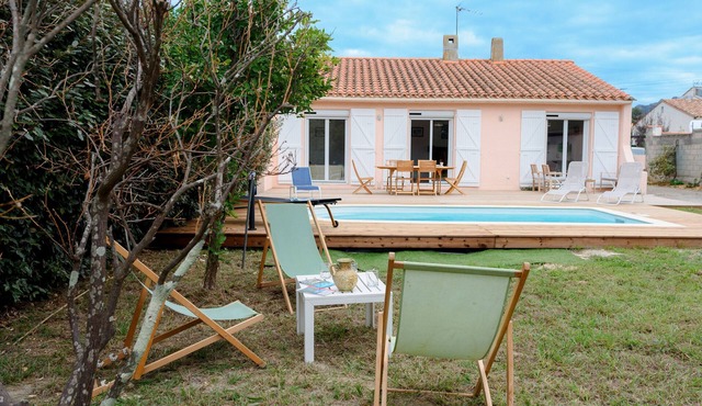 Holiday Home 'Des Barnèdes' with Private Pool, Wi-Fi and Air Conditioning