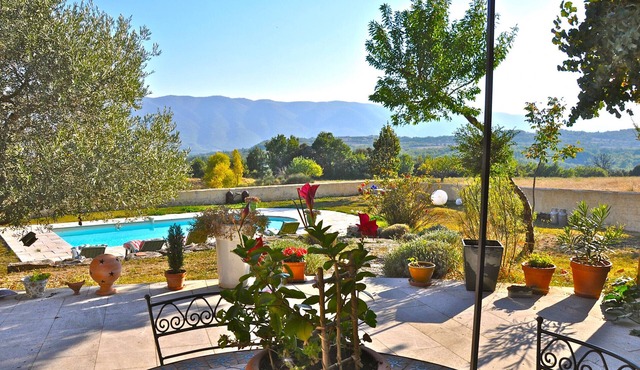 Holiday house in the Luberon in the countryside, private pool