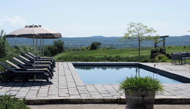 Holiday Home 'Gîte L'olivier Au Mas Dujau' with Shared Pool, Private Terrace and Wi-Fi