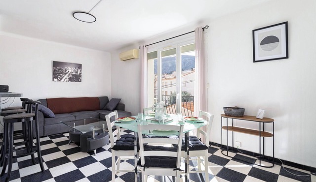 Holiday Apartment “L’interlude” with Balcony, Wi-Fi, and Air Conditioning