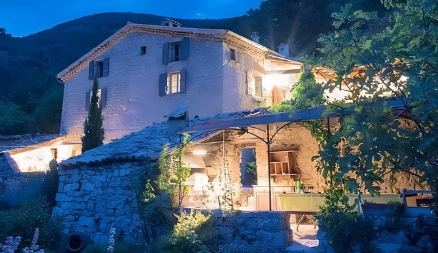 Holiday Home 'Mas De Charme - Les Angelettes' with Mountain View, Pool and Wi-Fi
