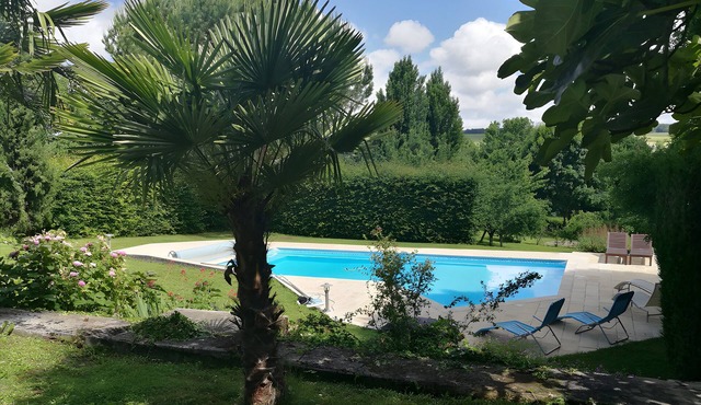 Holiday Home “Les Hauts De Font Mouret” with Shared Pool, Private Garden & Wi-Fi