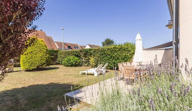 Holiday Home 3 BR, Private Garden, Beach 100m Away