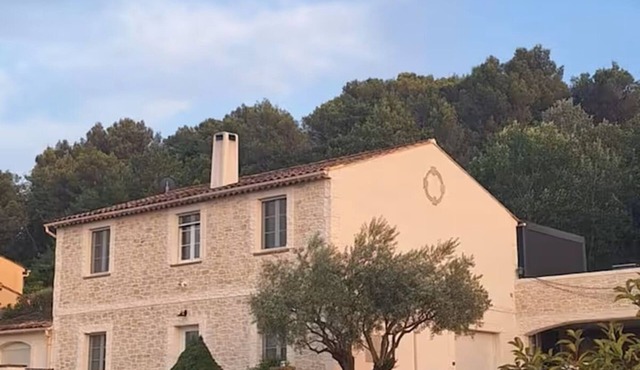 Holiday house with outdoor pool heated in season up to 6 people.