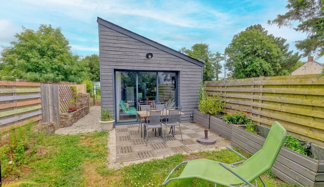 Holiday Home 'Le Petit Nid' with Private Terrace, Wi-Fi and Air Conditioning