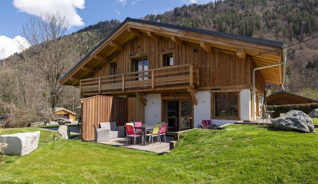 Holiday Apartment "Chalet Quartz" with Mountain View, Private Terrace and Wi-Fi