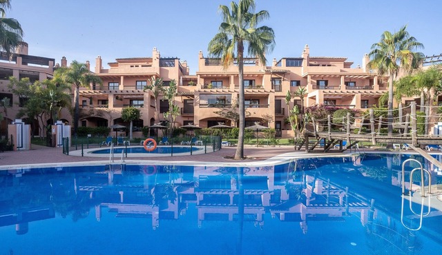 Holiday Accommodation "Apartamento Entre Estepona-Marbella" with Shared Pool & Wi-Fi