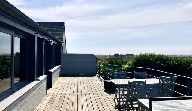 Holiday Apartment 'Gîte Lumineux Avec Vue Mer' with Sea View, Shared Terrace & Wi-Fi