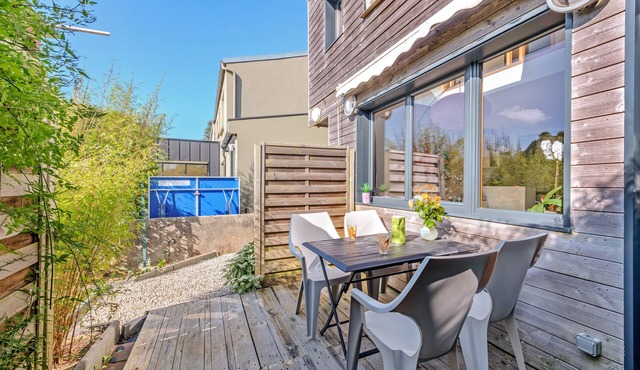 Holiday Apartment 'L'escale Kerhorre' with Private Terrace and Wi-Fi