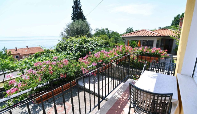 Holiday apartment with terrace near the sea